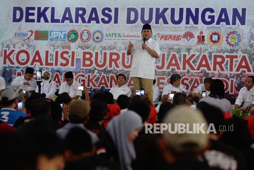 Ketua Umum Parta Gerindra Prabowo Subianto memberi sambutan saat deklarasi dukungan Koalisi Buruh Jakarta putaran kedua Pilkada DKI kepada paslon Anis-Sandi di Kantor DPP Partai Gerindra, Jakarta, Sabtu (1/4).