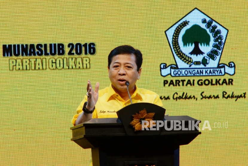 Ketua Umum Parta Golkar Setya Novanto berpidato saat penutupan Musyawarah Nasional Luar Biasa (Munaslub) Partai Golongan Karya di Nusa Dua, Bali, Selasa (17/5). (Republika/ Yasin Habibi)