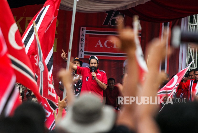 Ketua Umum Partai Aceh (PA) Muzakir Manaf menyampaikan orasi politik saat kampanye akbar Partai Aceh di lapangan Hiraq, Lhokseumawe, Aceh, Ahad (7/4/2019).