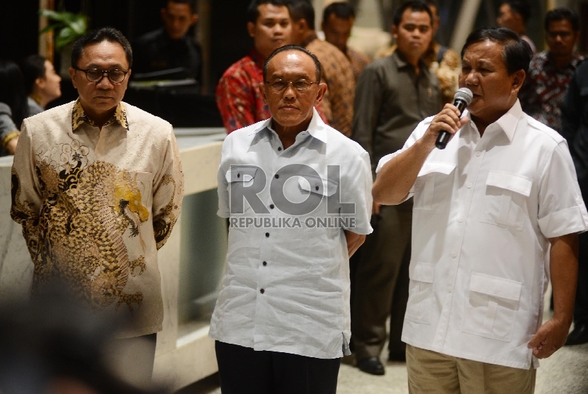  Ketua Umum Partai Amanan Nasional (PAN) Zulkifli Hasan (kiri) bersama Ketua Umum Partai Golkar Aburizal Bakrie (tengah) dan Ketua Dewan Pembina Partai Gerindra Prabowo Subianto (kanan) memberikan pernyataan kepada media setelah melakukan pertemuan tertutu