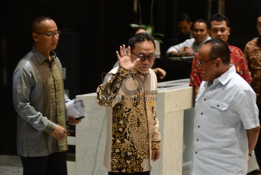 Ketua Umum Partai Amanan Nasional (PAN) Zulkifli Hasan (kedua kiri) melambaikan tangan setelah memberikan keterangan kepada media bersama Ketua Umum Partai Golkar Aburizal Bakrie (kanan) di Bakrie Tower, Jakarta, Kamis (3/9).