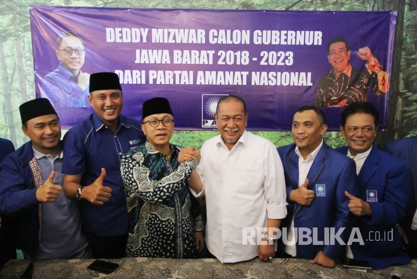 Ketua Umum Partai Amanat Nasaional (PAN) Zulkifli Hasan berjabat tangan dengan Calon Gubernur Jawa Barat Deddy Mizwar, di Kota Bandung, Rabu (25/10).