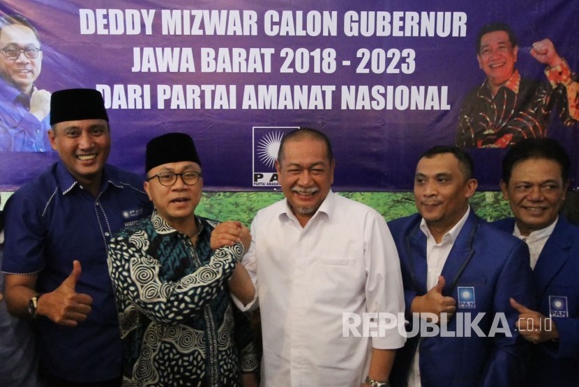 Ketua Umum Partai Amanat Nasaional (PAN) Zulkifli Hasan berjabat tangan dengan Calon Gubernur Jawa Barat Deddy Mizwar, di Kota Bandung, Rabu (25/10).