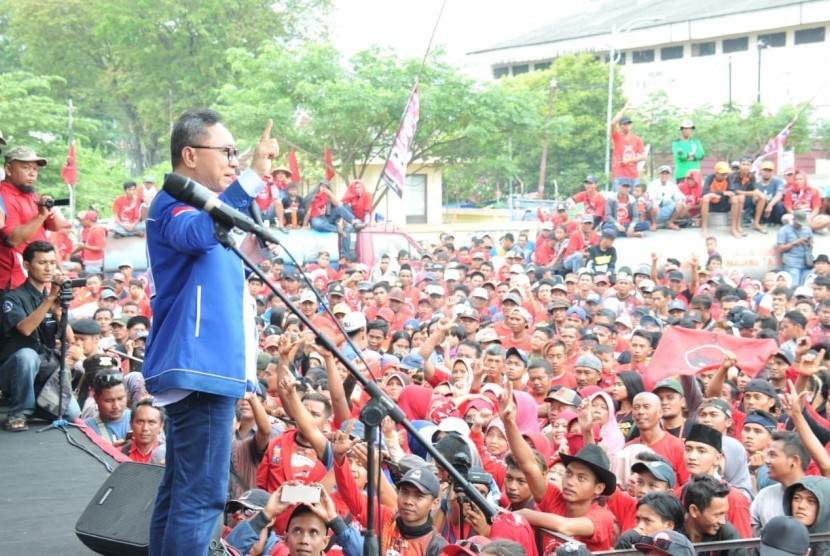Ketua Umum Partai Amanat Nasional (PAN), Zulkifli Hasan ketika berkampanye di Lumajang, Jawa Timur
