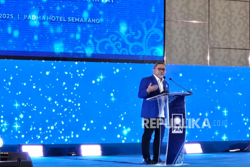 Ketua Umum Partai Amanat Nasional (PAN) Zulkifli Hasan berpidato dalam acara pelantikan pengurus DPW PAN Jawa Tengah periode 2024-2029 di Hotel Padma, Kota Semarang, Senin (13/10/2025).