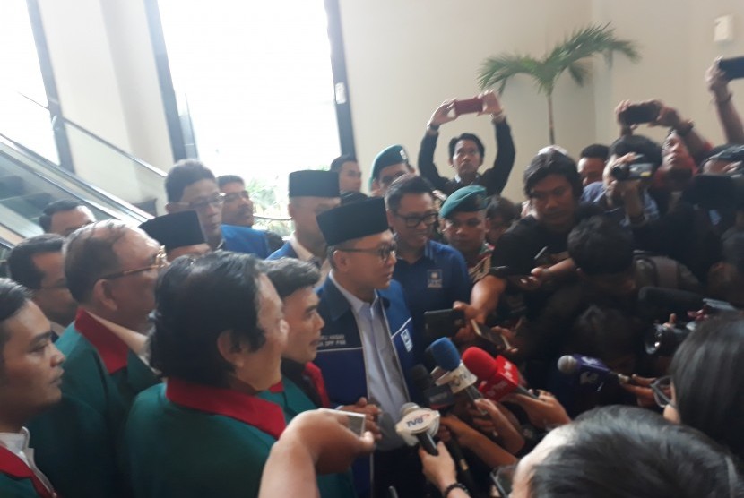 Ketua Umum Partai Amanat Nasional (PAN) Zulkifli Hasan bersama Ketua Umum Partai Idaman Rhoma Irama (tengah) dalam acara deklarasi koalisi di Pilpres 2019, Sabtu (12/5).