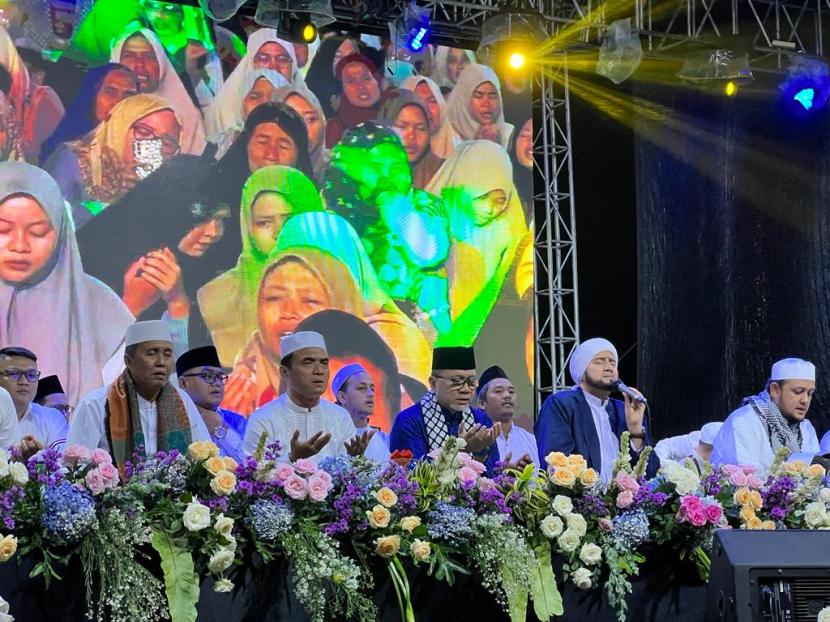 Ketua Umum Partai Amanat Nasional (PAN) Zulkifli Hasan bersama Habib Syech bin Abdul Qodir Assegaf, menghadiri kegiatan Solo Raya Bershalawat.