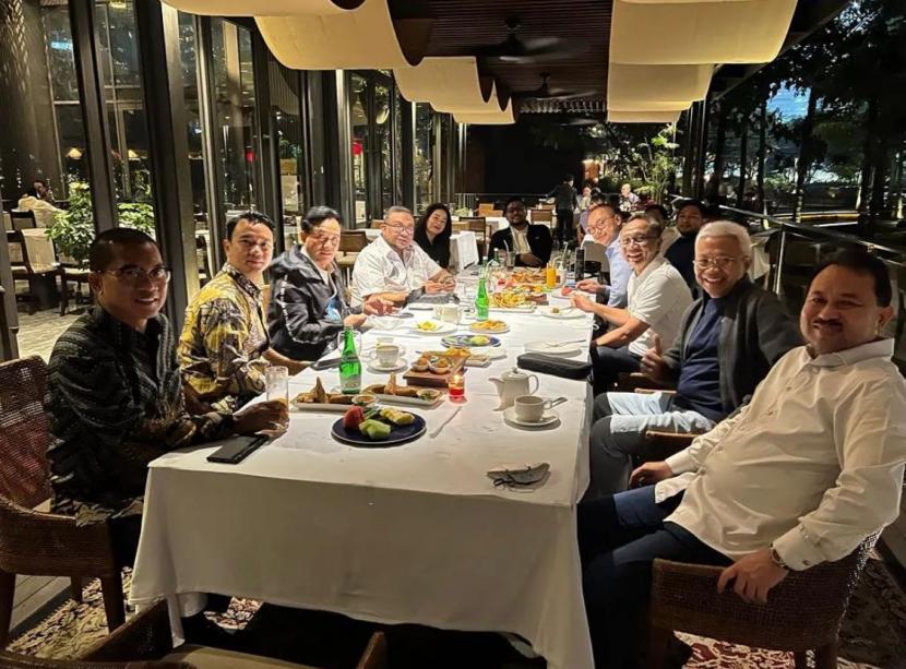 Ketua Umum Partai Amanat Nasional (PAN) Zulkifli Hasan (ketiga kanan) melakukan pertemuan dengan Ketum Partai Bulan Bintang (PBB) Yusril Ihza Mahendra (ketiga kiri), di Restoran Hutan Kota, Jakarta Selatan, Selasa (18/1).