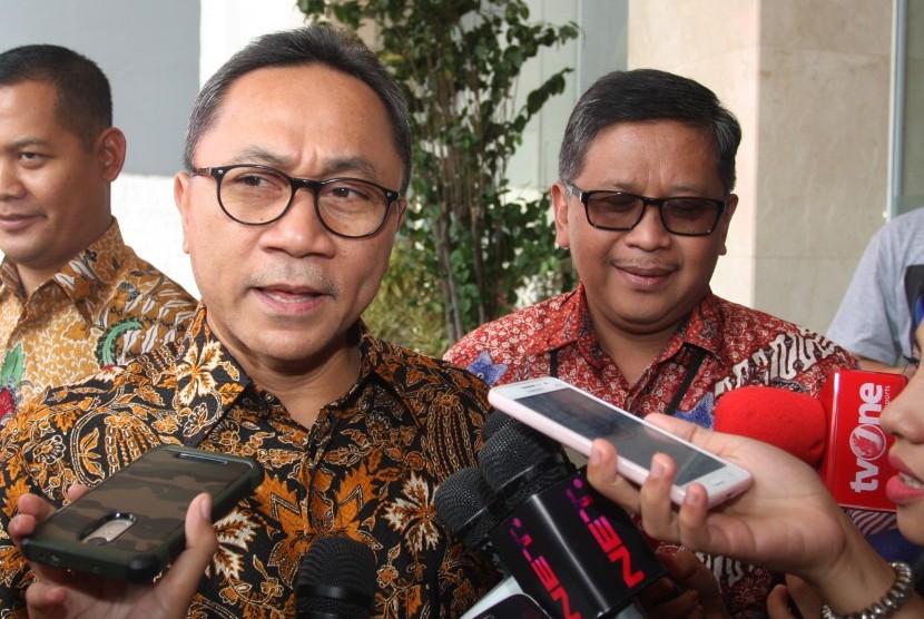 Ketua Umum Partai Amanat Nasional (PAN) Zulkifli Hasan (kiri) didampingi Sekjen PDI Perjuangan Hasto Kristiyanto (kanan) menjawab pertayaan wartawan seusai melakukan pertemuan di Kantor DPP PDI Perjuangan, Jakarta, Kamis (18/8). 