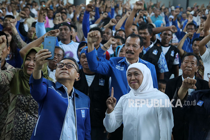 Ketua Umum Partai Amanat Nasional (PAN) Zulkifli Hasan (kiri) bersama Calon Gubernur Jatim Khofifah Indar Parawansa (kanan) melakukan swafoto saat kegiatan bertajuk Cangkruk Bareng Zulhasan di Kediri, Jawa Timur, Senin (23/4).