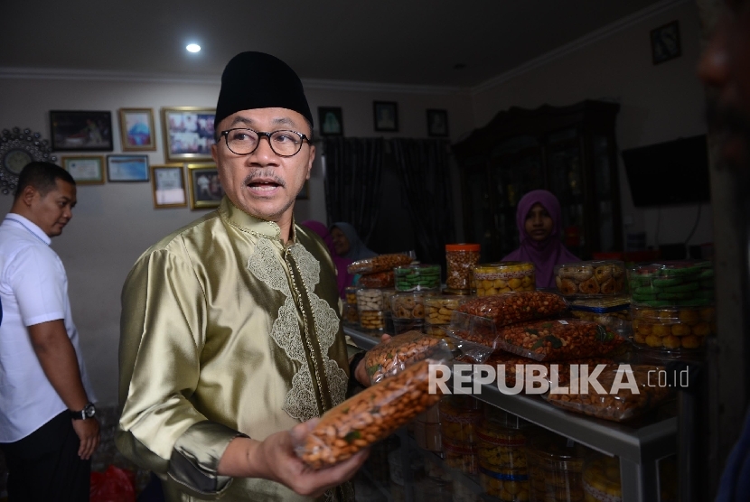 Ketua Umum Partai Amanat Nasional (PAN) Zulkifli Hasan membeli dodol betawi saat melakukan kunjungan di sentra dodol Haji Mamas, Jakarta, Ahad (26/6).  (Republika/Raisan Al Farisi)