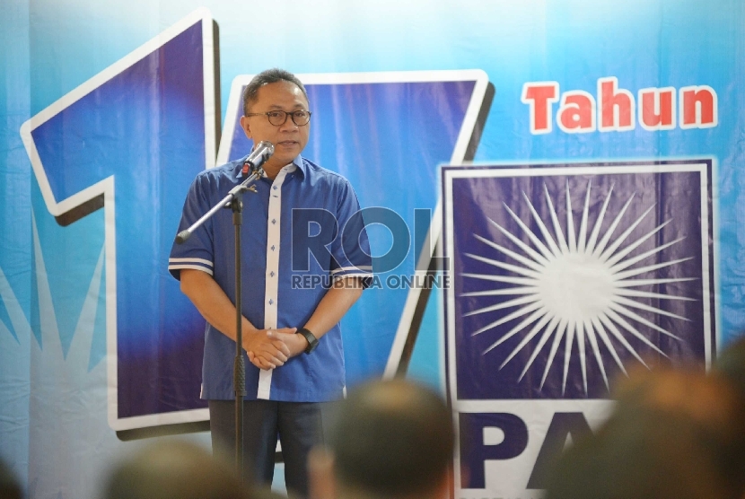 Ketua Umum Partai Amanat Nasional (PAN) Zulkifli Hasan membuka acara launching rangkaian kegiatan HUT PAN ke-17 di Kantor DPP PAN Jalan Senopati, Jakarta, Kamis (23/7). 