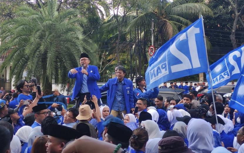 Ketua Umum Partai Amanat Nasional (PAN) Zulkifli Hasan memimpin pendaftaran bakal caleg ke KPU RI, di Jakarta, pada Jumat (12/5/2023).