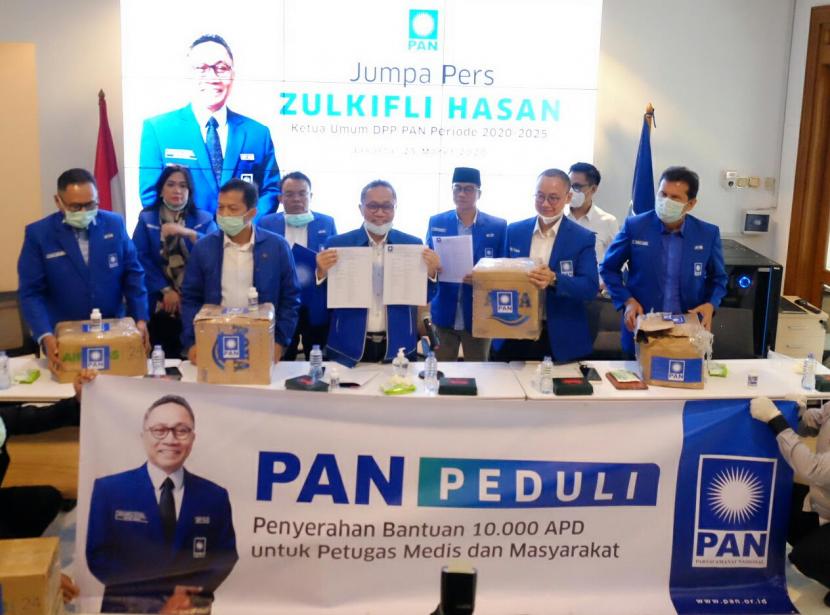 Ketua Umum Partai Amanat Nasional (PAN) Zulkifli Hasan dan pengurus DPP PAN 2020-2025 di kantor DPP PAN, Jalan Daksa I, Jakarta, Rabu (25/3). 