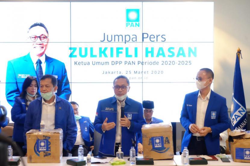 Ketua Umum Partai Amanat Nasional (PAN) Zulkifli Hasan mengumumkan daftar pengurus DPP PAN 2020-2025 di Kantor DPP PAN, jalan Daksa I, Jakarta, Rabu (25/3).