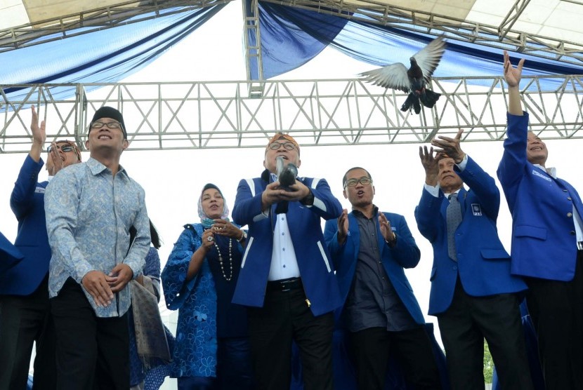 Ketua Umum Partai Amanat Nasional (PAN) Zulkifli Hasan (tengah), Ketua Dewan Kehormatan PAN Amien Rais (kedua kanan), Sekretaris FPAN DPR RI Yandri Susanto (ketiga kanan) Sekjend PAN Eddy Suparno (kiri), dan Wali Kota Bandung Ridwan Kamil (kedua kiri) mele