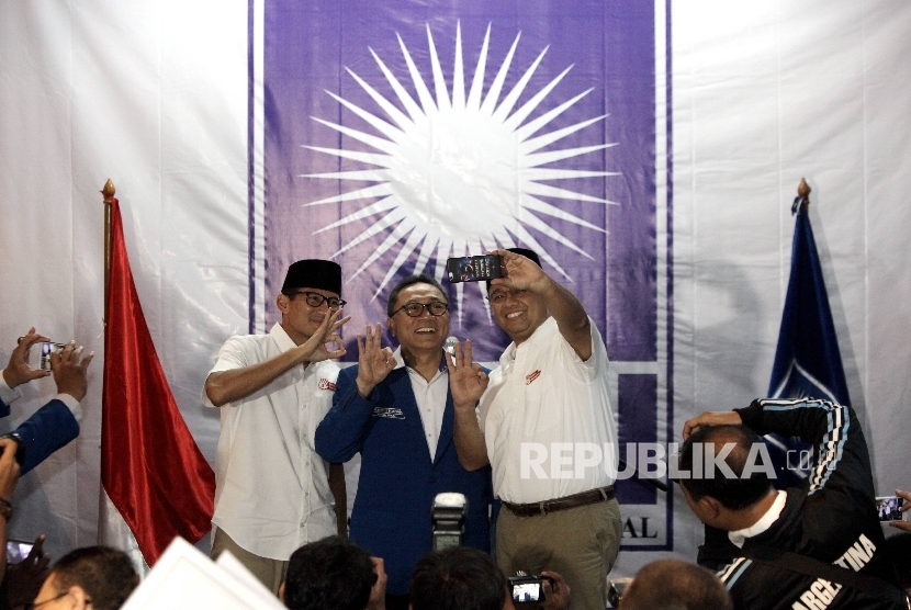 Ketua Umum Partai Amanat Nasional (PAN) Zulkifli Hasan (tengah) berswafoto bersama pasangan Calon Gubernur dan Wakil GUbernur DKI Jakarta Anies Baswedan (kanan)-Sandiaga Uno(kiri) di kantor DPP PAN, Jakarta, Rabu (22/3) .