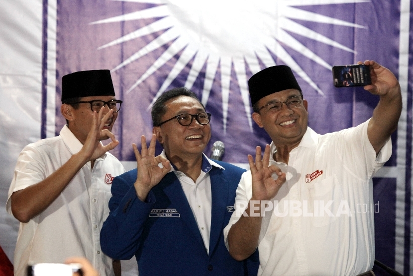 Ketua Umum Partai Amanat Nasional (PAN) Zulkifli Hasan (tengah) berswafoto bersama pasangan Calon Gubernur dan Wakil GUbernur DKI Jakarta Anies Baswedan (kanan)-Sandiaga Uno (kiri) di kantor DPP PAN, Jakarta, Rabu (22/3) 