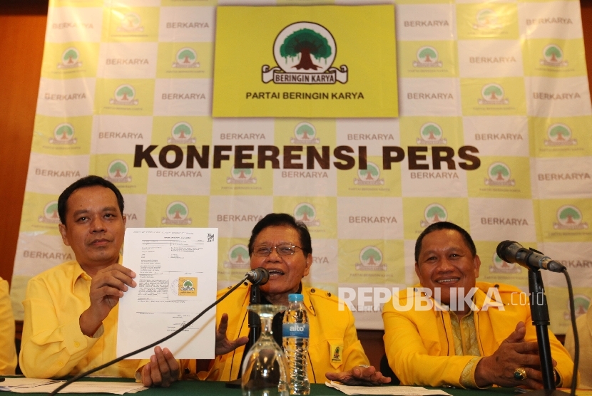 Ketua Umum Partai Beringin Karya (Berkarya) Syamsu Djalal (tengah), bersama Sekretaris Jenderal Partai Beringin Karya Badaruddin Andi Picunang (kiri), dan Bendahara Umum Partai Beringin Karya Ahmad Goesra (kanan)saat melakukan deklarasi di Jakarta, Jumat (