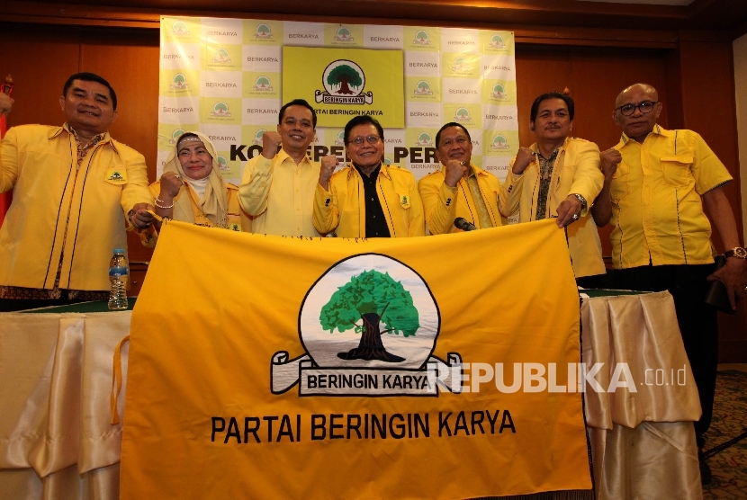 Ketua Umum Partai Beringin Karya (Berkarya) Syamsu Djalal (tengah),berfoto bersama jajaran pimpinan pusat Partai Berkarya saat melakukan deklarasi di Jakarta, Jumat (13/5). (Republika/ Rakhmawaty La'lang) 