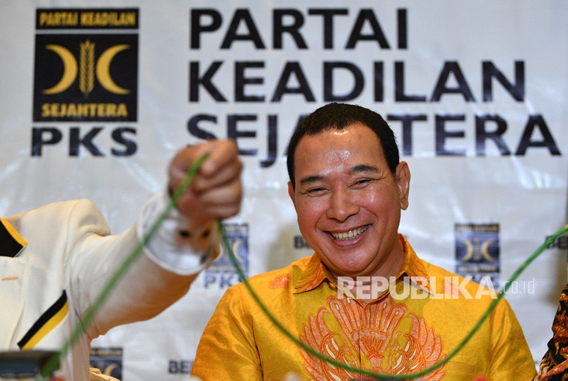 Ketua Umum Partai Berkarya Hutomo Mandala Putra alias Tommy Soeharto memberikan keterangan pers saat berkunjung di kantor DPP PKS, Jakarta Selatan, Selasa (19/11).
