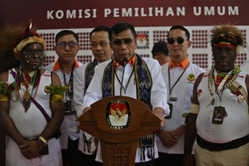 Ketua Umum Partai Berkarya, Mayjen (Purn) Muchdi Purwoprandjono (tengah) memberikan keterangan kepada wartawan di kantor KPU, Menteng, Jakarta Pusat, Jumat (12/8/2022).