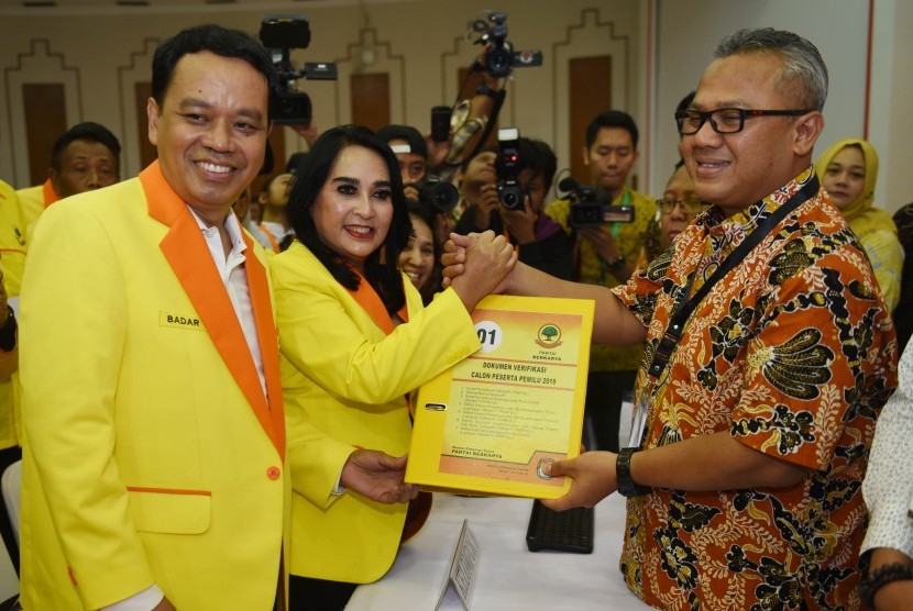 Ketua Umum Partai Berkarya Neneng A Tutty (kedua kiri) didampingi Sekjen Badaruddin Picunang (kiri) menyerahkan berkas pendaftaran partai kepada Ketua KPU Arief Budiman (kanan) di KPU Pusat, Jakarta, Jumat (13/10).