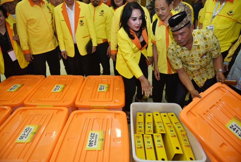 Ketua Umum Partai Berkarya Neneng A Tutty (kiri) mengambil berkas saat mendaftarkan partainya di KPU Pusat, Jakarta, Jumat (13/10).