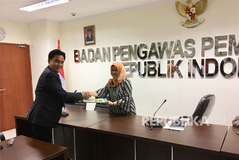 Ketua Umum Partai Bulan Bintang (PBB), Yusril Ihza Mahendra, melaporkan dugaan pelanggaran administrasi dalam pendaftaran parpol calon peserta Pemilu 2019 ke Bawaslu, Selasa (24/10). PBB menyerahkan puluhan boks berkas administrasi sebagai alat bukti pelaporan. 