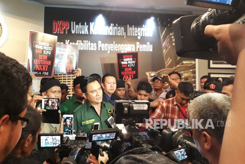 Ketua Umum Partai Bulan Bintang (PBB) Yusril Ihza Mahendra saat hadir dalam sidang pembacaan putusan    hasil sengketa proses Pemilu di Gedung Bawaslu, Jalan MH Thamrin, Jakarta pada Ahad (4/3).