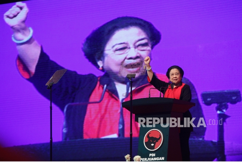 Ketua Umum Partai Demokrasi Indonesia (PDI) Perjuangan, Megawati Soekarnoputri menyampaikan pidato politiknya saat penutupan Rapat Kerja Nasional (Rakernas) I PDIP 2016 di di Hall D2 Pekan Raya Jakarta, Kemayoran, Jakarta, Selasa (12/1). 