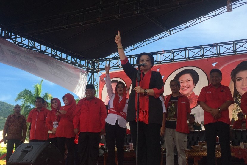 Ketua Umum Partai Demokrasi Indonesia Perjuangan Megawati Soekarnoputri membakar semangat rakyat Provinsi Gorontalo di Lapangan Remaja Taruna Kota Gorontalo, Provinsi Gorontalo, Ahad (29/1). 