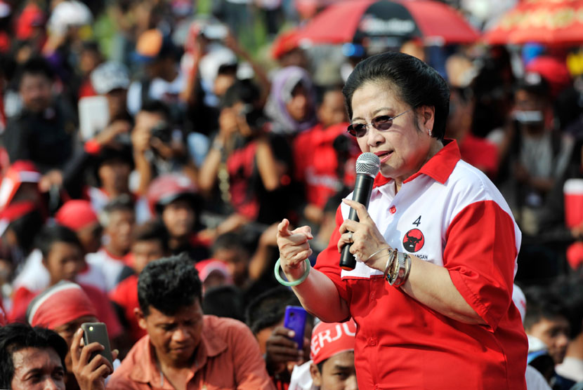  Ketua Umum Partai Demokrasi Indonesia Perjuangan (PDIP), Megawati Soekarnoputri menyampaikan orasi politik saat kampanye akbar di Alun Alun Sukoharjo, Sukoharjo, Jawa Tengah, Sabtu (5/4).