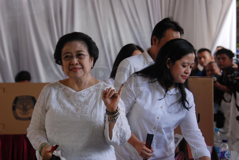  Ketua Umum Partai Demokrasi Indonesia Perjuangan (PDIP) Megawati Soekarnoputri saat menggunakan hak pilihnya di TPS 35 kediamannya, Kelurahan Kebagusan, Jakarta Selatan, Rabu (9/4). (Republika/Rakhmawaty La'lang)