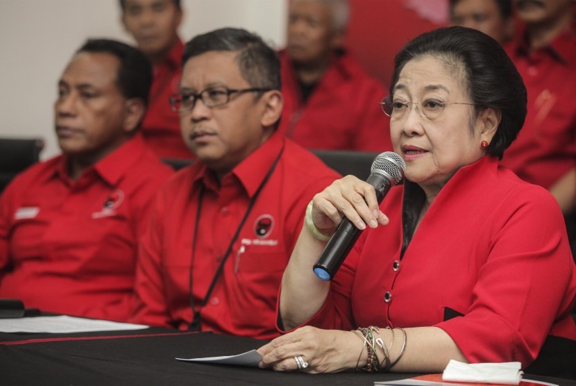 Ketua Umum Partai Demokrasi Indonesia Perjuangan (PDIP) Megawati Soekarnoputri (kanan) didampingi Sekjen PDIP Hasto Kristiyanto (tengah) memberikan keterangan pers seusai melakukan rapat koordinasi menjelang pilkada serentak 2017 di kantor DPP PDIP, 