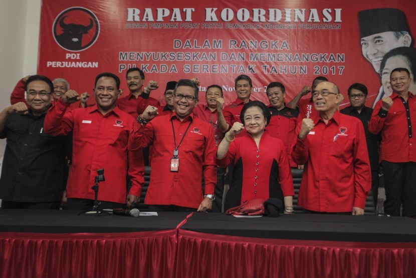 Ketua Umum Partai Demokrasi Indonesia Perjuangan (PDIP) Megawati Soekarnoputri (kedua kanan depan), Sekjen PDIP Hasto Kristiyanto (tengah depan),  berfoto bersama seusai melakukan rapat koordinasi menjelang pilkada serentak 2017 di kantor DPP PDIP, Jakarta