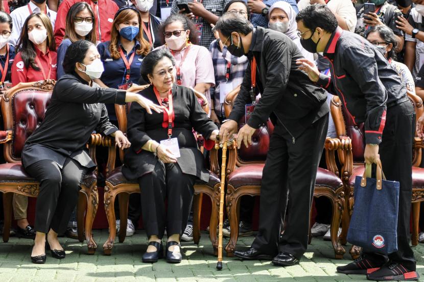 Ilustrasi. Ketua Umum Partai Demokrasi Indonesia Perjuangan (PDIP) Megawati Soekarnoputri (kedua kiri) didampingi Ketua DPP Bidang Politik Puan Maharani (kiri).
