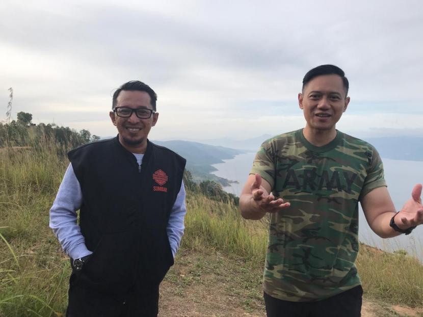 Ketua Umum Partai Demokrat, Agus Harimurti Yudhoyono (AHY), bersama Bupati Tanah Datar, Eka Putra, di Puncak Aur Serumpun, Kecamatan Rambatan, Kabupaten Tanah Datar, Rabu (23/3