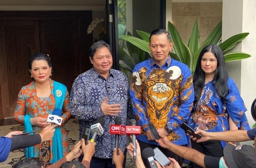 Ketua Umum Partai Demokrat, Agus Harimurti Yudhoyono (AHY) bersilaturahim ke kediaman Menteri Koordinator Perekonomian yang juga Ketua Umum Partai Golkar Airlangga Hartarto, Jakarta, Sabtu (7/5).