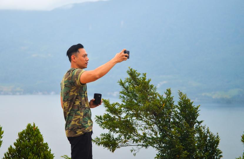 AHY: Pak SBY dan Ibu Ani Selalu Punya Memori Indah tentang Sumbar. Foto: Ketua Umum Partai Demokrat, Agus Harimurti Yudhoyono (AHY) berswafoto dengan panorama Danau Singkarak, di Puncak Aua Sarumpun, Kabupaten Tanah Datar, Sumatera Barat, Rabu (23/03/2022). AHY melakukan kemping bersama komunitas Overlanding Indonesia dalam rangka mempromosikan pariwisata Sumbar di sejumlah titik khususnya Danau Singkarak.