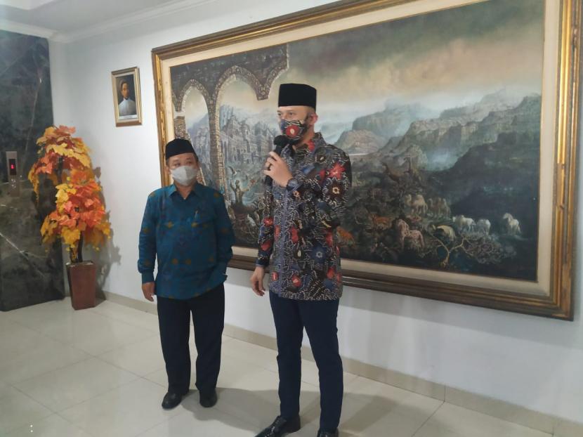 Ketua Umum Partai Demokrat Agus Harimurti Yudhoyono (AHY) (Kanan) menyampaikan keterangan pers dalam kunjungannya ke Kantor PP Muhamadiyah, Jakarta, Kamis (12/11). 