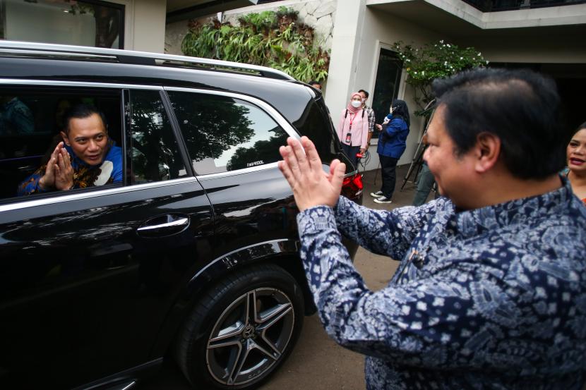 Ketua Umum Partai Demokrat Agus Harimurti Yudhoyono (AHY) (kiri) berpamitan dengan Ketua Umum Partai Golkar Airlangga Hartarto (kanan) usai melakukan pertemuan di Widya Candra, Jakarta, Sabtu (7/5/2022). Pertemuan kedua ketua umum partai politik tersebut dalam rangka silaturahim Hari Raya Idul Fitri 1443H. 
