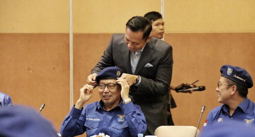 Ketua Umum Partai Demokrat Agus Harimurti Yudhoyono (AHY) memakaikan baret partai ke Husni 
