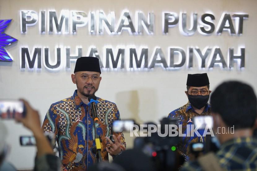 Ketua Umum Partai Demokrat Agus Harimurti Yudhoyono (AHY) menyampaikan keterangan kepada wartawan saat berkunjung di Kantor PP Muhammadiyah, Yogyakarta, Sabtu (3/4/2021). Pertemuan tertutup AHY dengan Ketua Umum Pimpinan Pusat (PP) Muhammadiyah Haedar Nashir tersebut membahas sejumlah permasalahan seperti kerukunan umat beragama dan penerapan Pancasila sebagai landasan bangsa. 