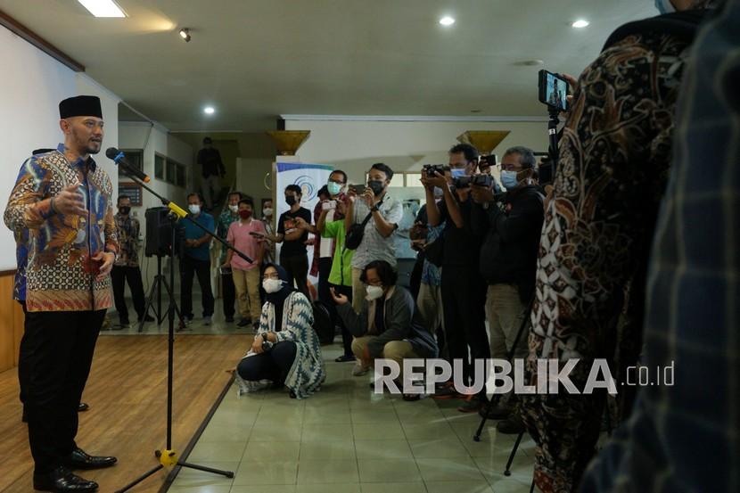 Ketua Umum Partai Demokrat Agus Harimurti Yudhoyono (AHY) menyampaikan keterangan kepada wartawan saat berkunjung di Kantor PP Muhammadiyah, Yogyakarta, Sabtu (3/4/2021). Pertemuan tertutup AHY dengan Ketua Umum Pimpinan Pusat (PP) Muhammadiyah Haedar Nashir tersebut membahas sejumlah permasalahan seperti kerukunan umat beragama dan penerapan Pancasila sebagai landasan bangsa.