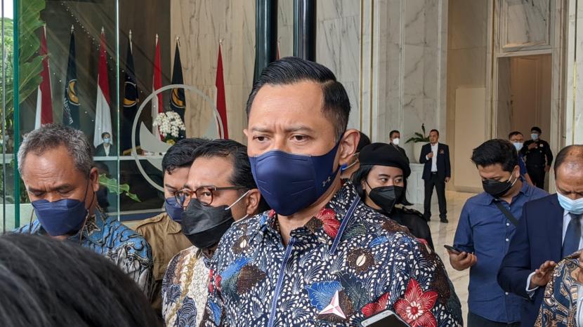 Ketua Umum Partai Demokrat, Agus Harimurti Yudhoyono (AHY) usai menemui Ketua Umum Partai Nasdem Surya Paloh di Kantor DPP Partai Nasdem, Jakarta, Selasa (29/3).