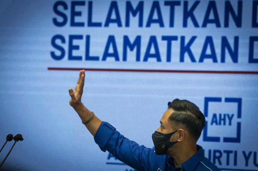 Ketua Umum Partai Demokrat Agus Harimurti Yudhoyono alias AHY menyampaikan keterangan kepada wartawan terkait Kongres Luar Biasa (KLB) Partai Demokrat yang dinilai ilegal di Jakarta, Jumat (5/3/2021). AHY mengecam KLB yang berlangsung di Deli Serdang, Sumatera Utara itu karena inkonstitusional serta meminta Kementerian Hukum dan Ham (Kemenkumham) untuk tidak mengesahkan hasil KLB yang telah memutuskan Kepala Staf Kepresidenan (KSP) Moeldoko sebagai Ketua Umum Partai Demokrat. 