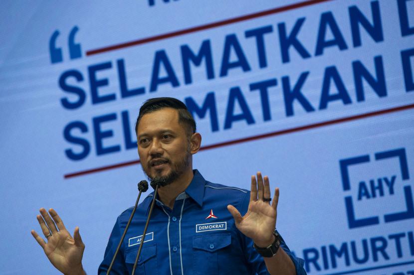 Ketua Umum Partai Demokrat Agus Harimurti Yudhoyono alias AHY menyampaikan keterangan kepada wartawan terkait Kongres Luar Biasa (KLB) Partai Demokrat yang dinilai ilegal.