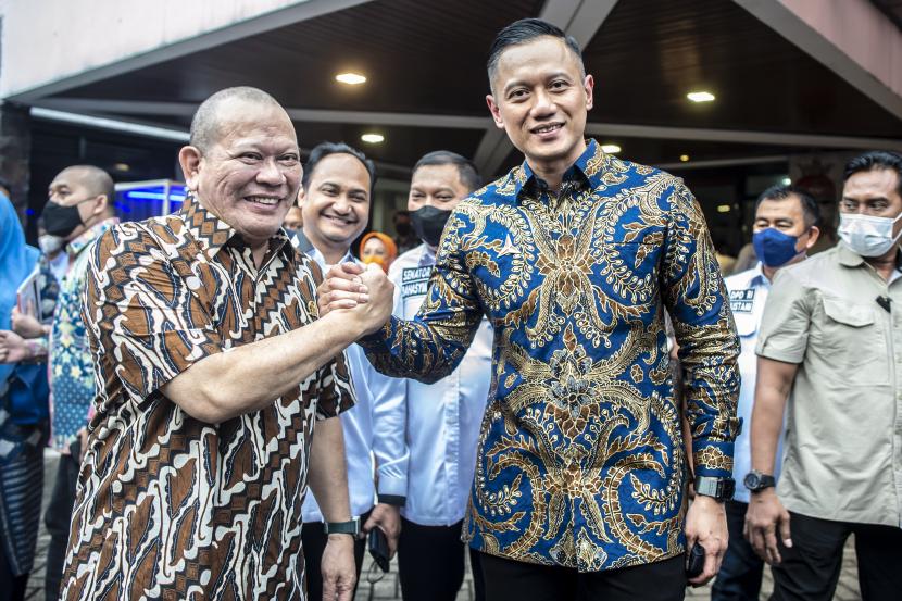Ketua Umum Partai Demokrat Agus Harimurti Yudhoyono (kanan) bersama Ketua DPD RI La Nyalla Mataliti (kiri) berjabat tangan bersama usai melakukan pertemuan di Jakarta, Selasa (18/1/2022). Dalam pertemuan tersebut membahas soal 