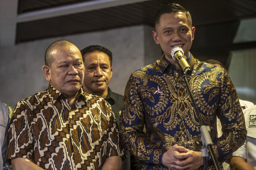 Ketua Umum Partai Demokrat Agus Harimurti Yudhoyono (kanan).